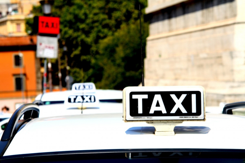 taxis-ANTIBES-min_taxi_auto_rome_road_white-1051610